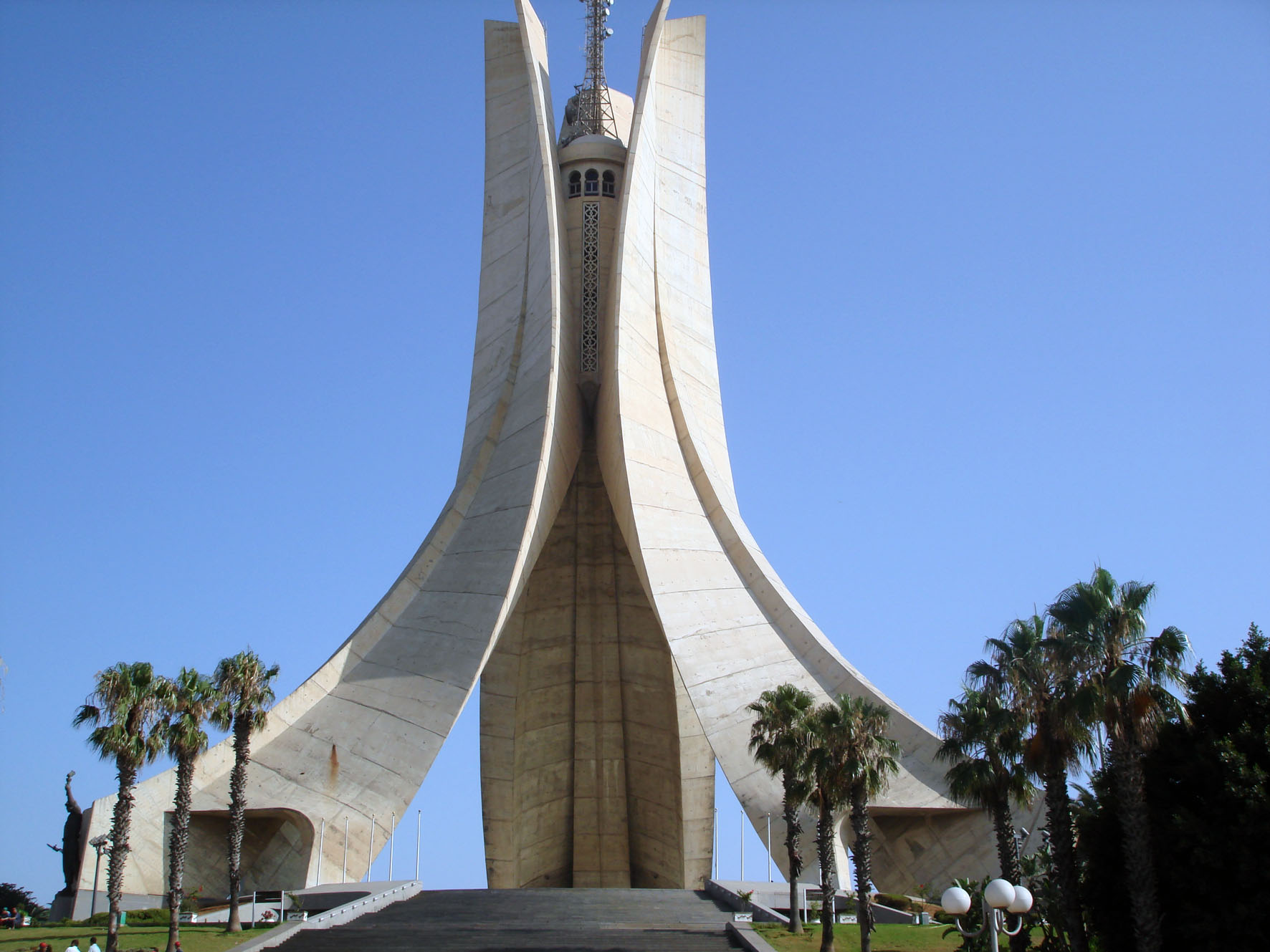  p>阿尔及利亚首都阿尔及尔(algiers),位于阿尔及利亚北部,南靠雄伟的