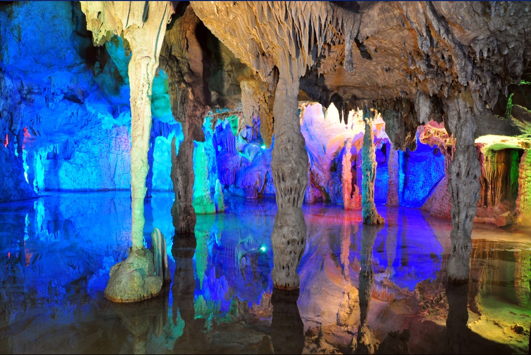 或为密林深山 或为 a target="_blank" href="/item/岩穴溶洞">岩穴溶