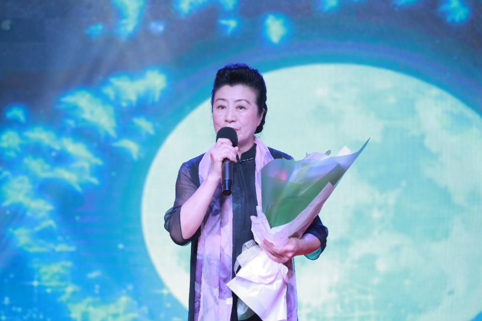  p data-id="gnwg4hnop0">赵彩霞,满族,1957年10月出生,大专学历,松原