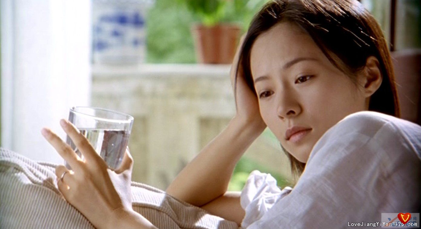 原名江燕,1983年9月11日出生于浙江省绍兴市,毕业于北京电影学院