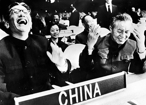是于1971年10月25日联合国大会第26届会议第1976次全体会议上,就"恢复