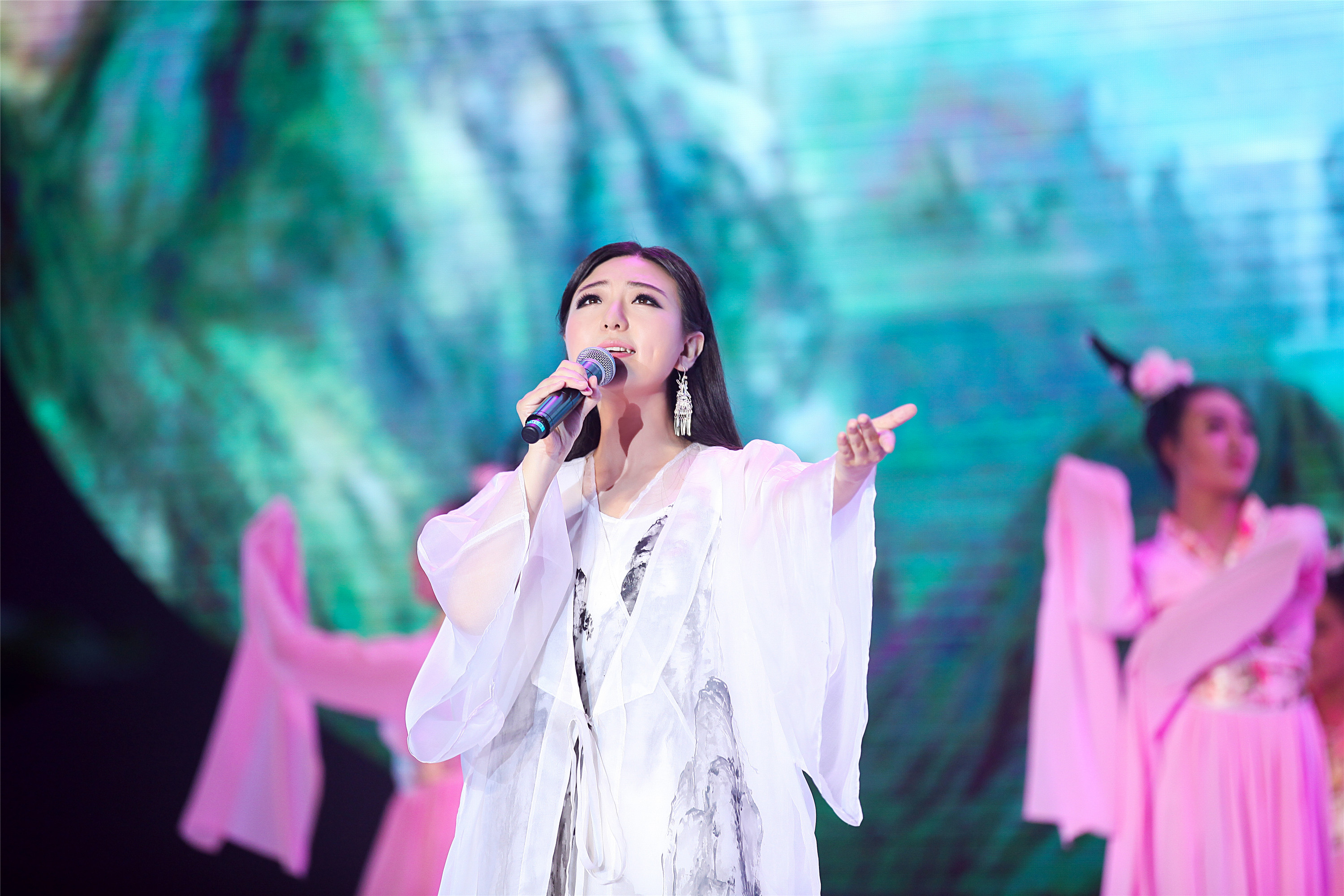 p data-id="go1i6wnmdt">刘珂矣,出生于中国黑龙江省,中国女歌手