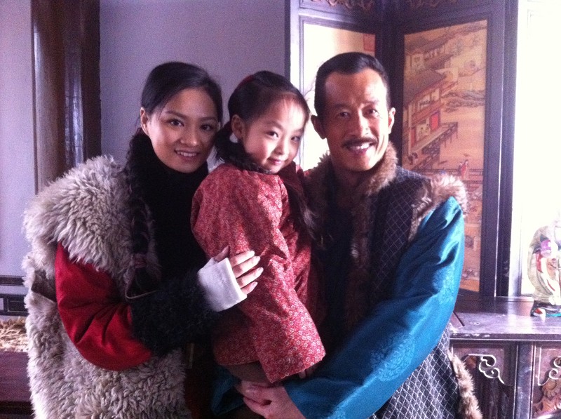 在父母的精心呵护下茁壮成长.