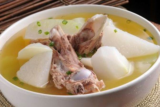  p>棒子骨炖萝卜是一道以猪棒骨为主要食材制作的美食. /p>