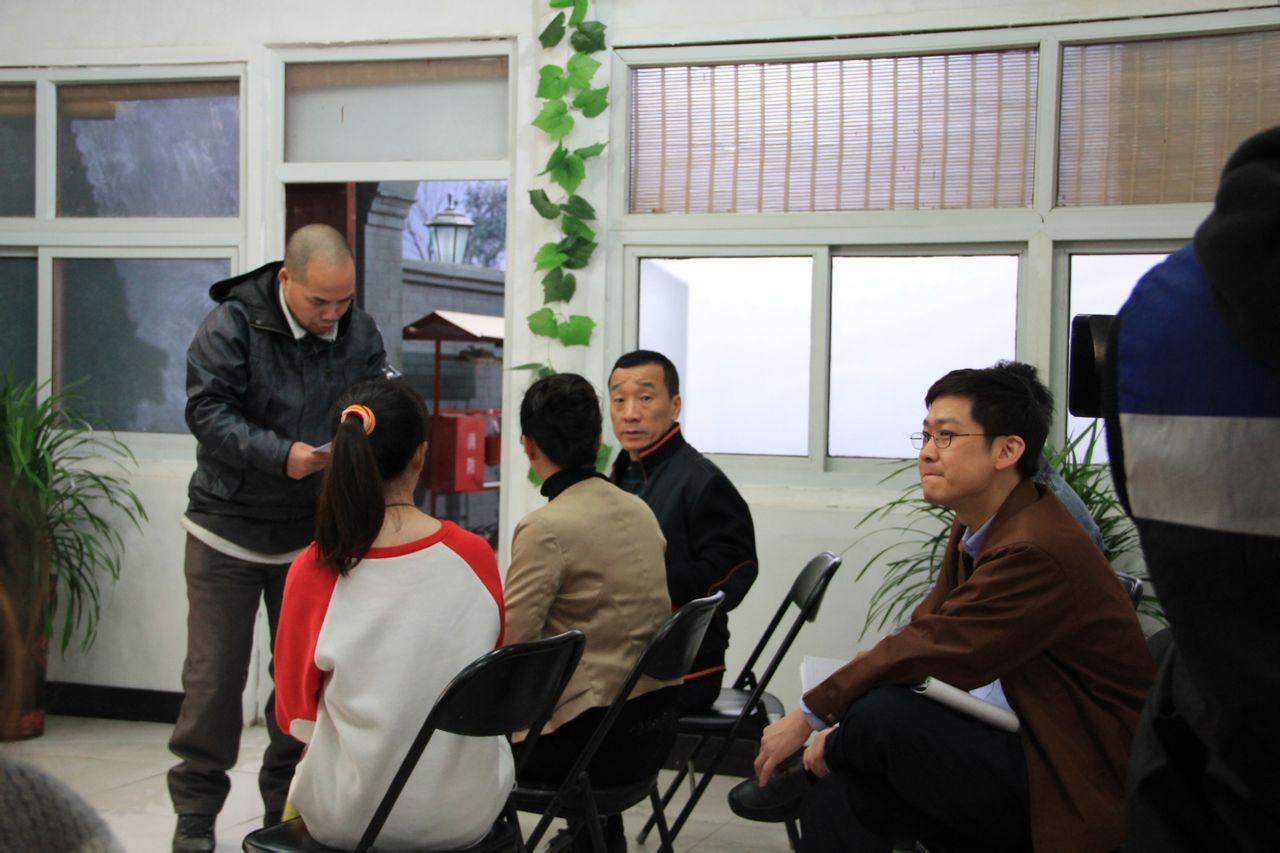 情景喜剧形式,展现了北京后海附近的一条胡同——后街头条胡同居委会