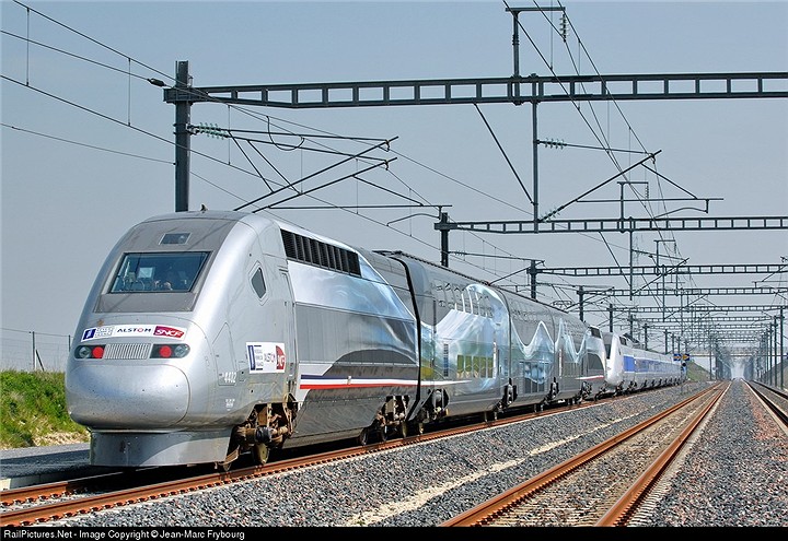 又称 a target="_blank" href="/item/铁路列车/4336679" data-lemma