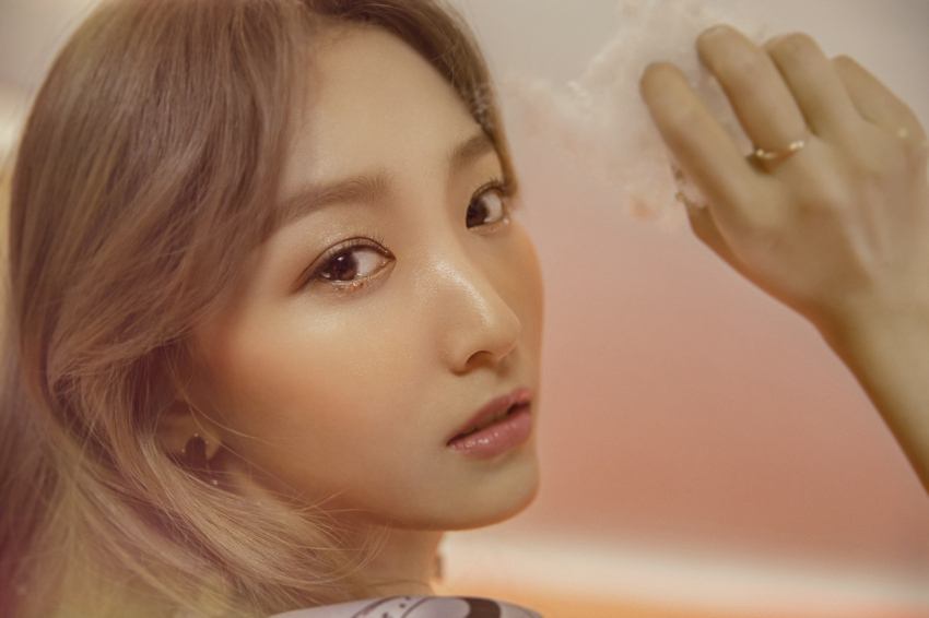 又名朵儿,2000年11月8日出生于北京市,中国内地流行乐女歌手