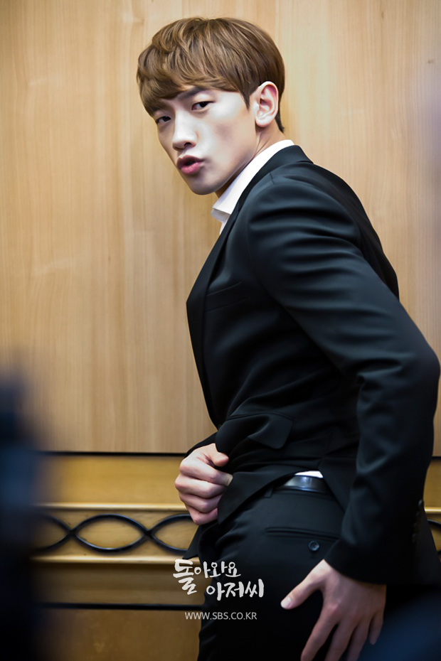  p>郑智薰(rain),1982年6月25日出生于韩国首尔,韩国流行男歌手,演员