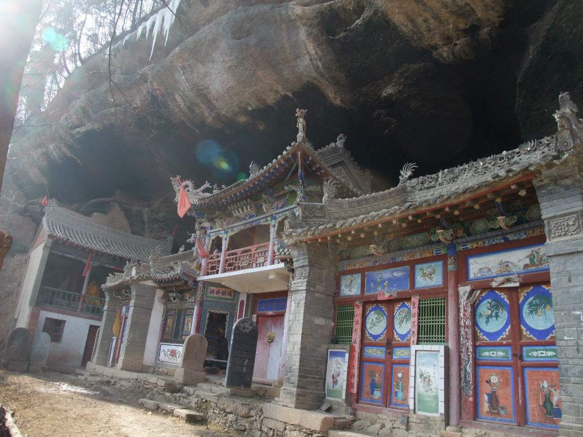  p data-id="gnar2jz57e">玉皇洞坐落于湖南省张家界市以西的麻空山