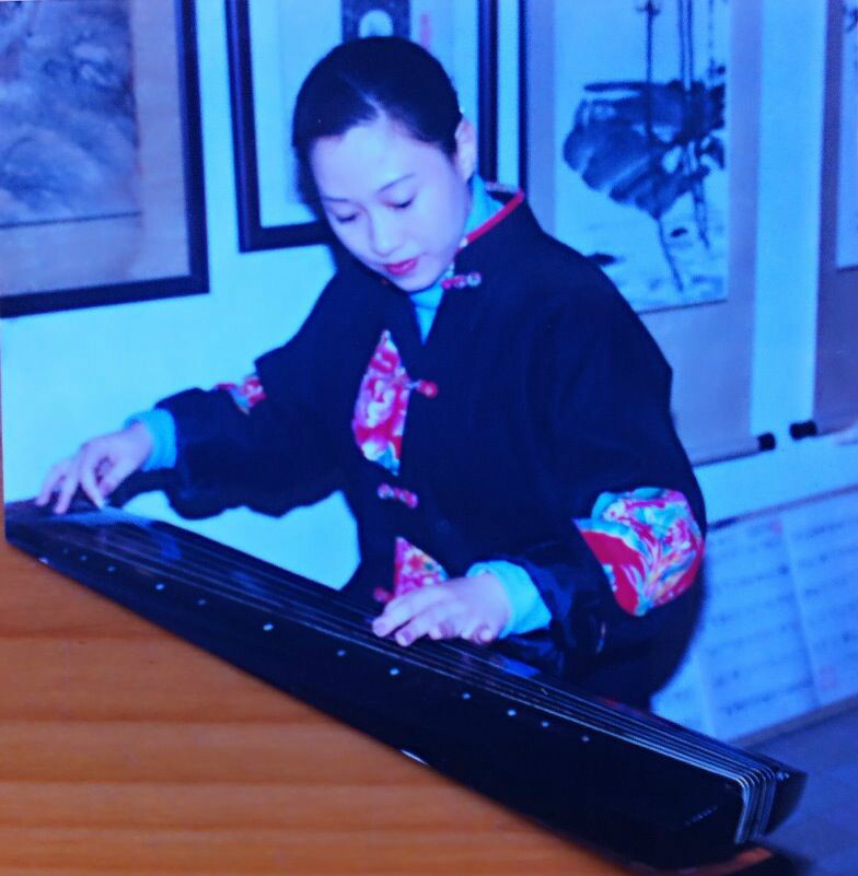  p>楚楚,女,历任福建省文联《台港文学选刊》编辑,主编助理,《散文