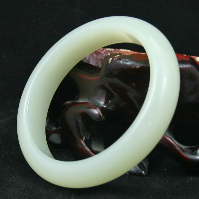  p>和田玉手镯:和田玉是中华民族的瑰宝,是中国国石.