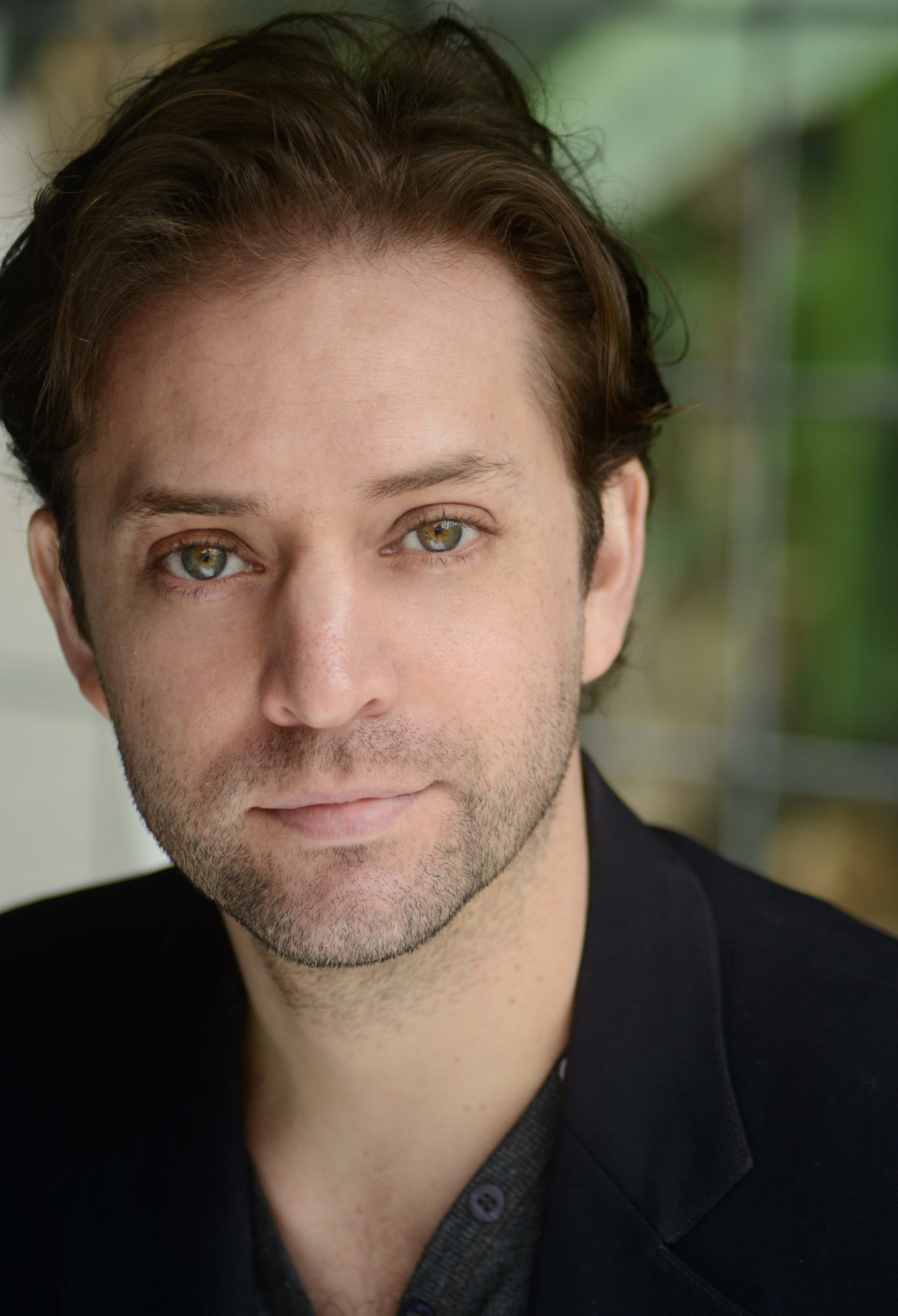 b4if">闫龙飞,1980年4月3日出生于墨西哥城,在中国发展的墨西哥男演员