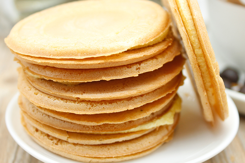  p>法式薄饼和可丽饼,班戟饼,pancake,都是差不多的东西,只是将其煎至