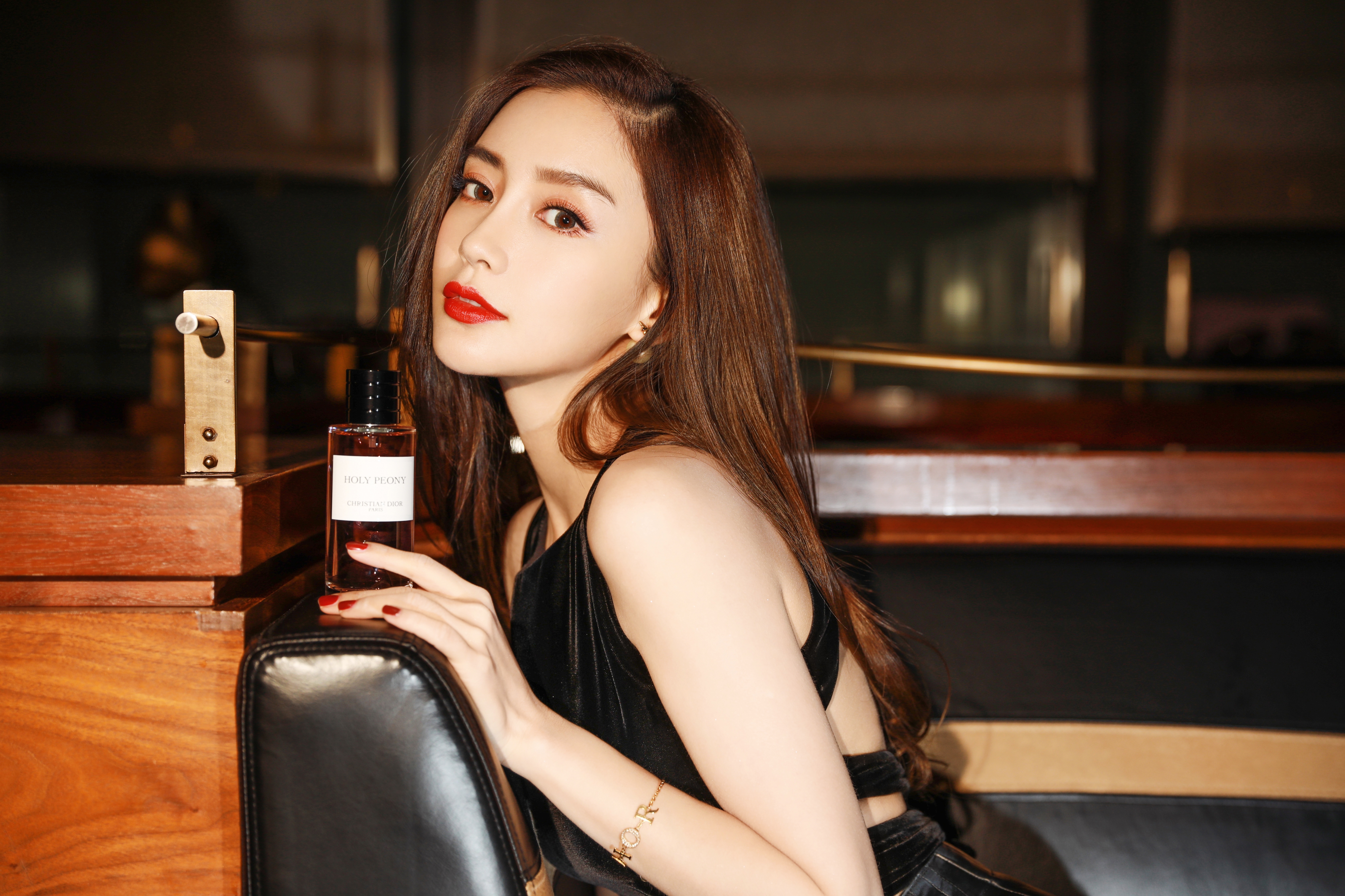  p>angelababy(杨颖),1989年2月28日出生于上海市,中国内地影视女演员