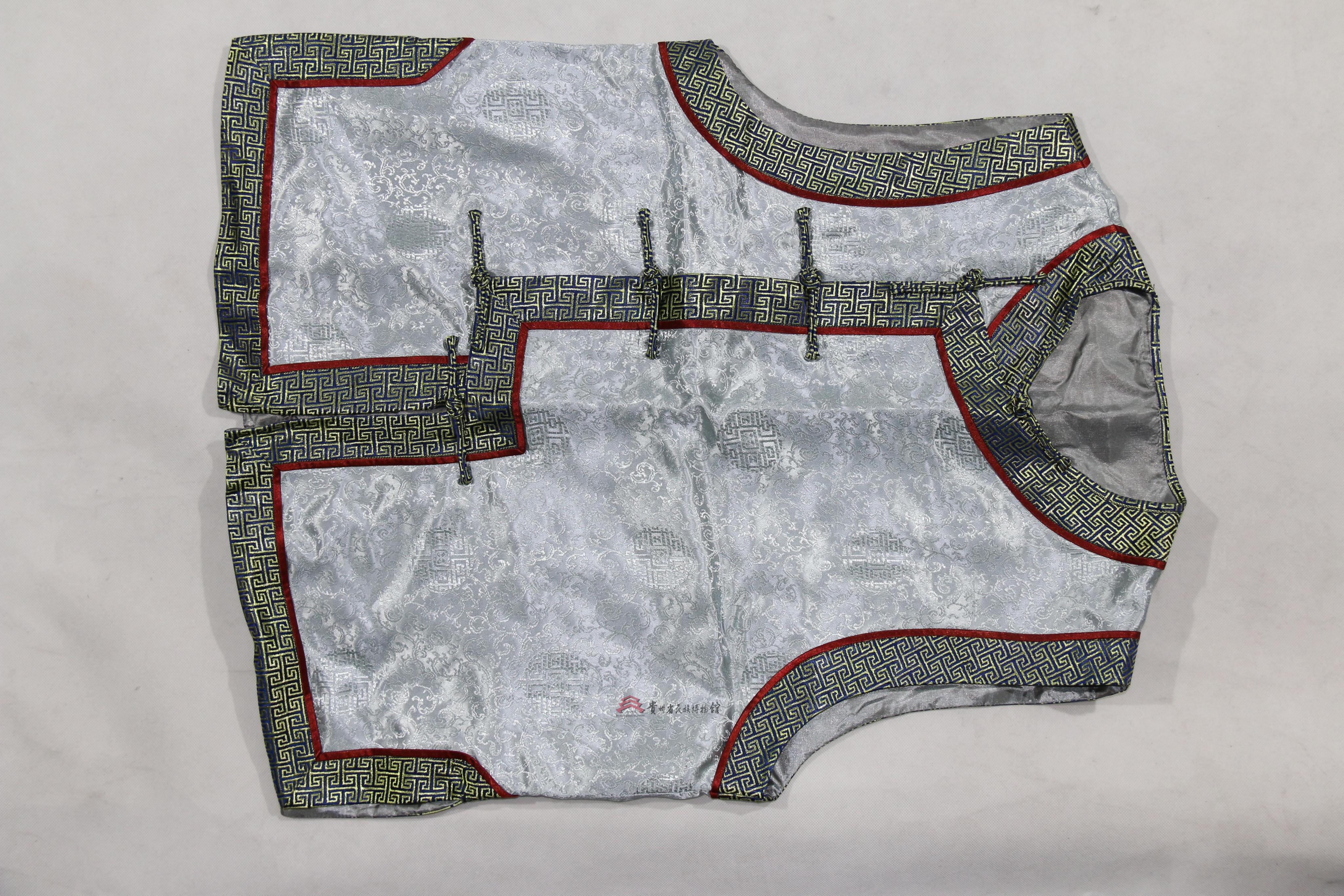 当代满族银灰色缎子马甲