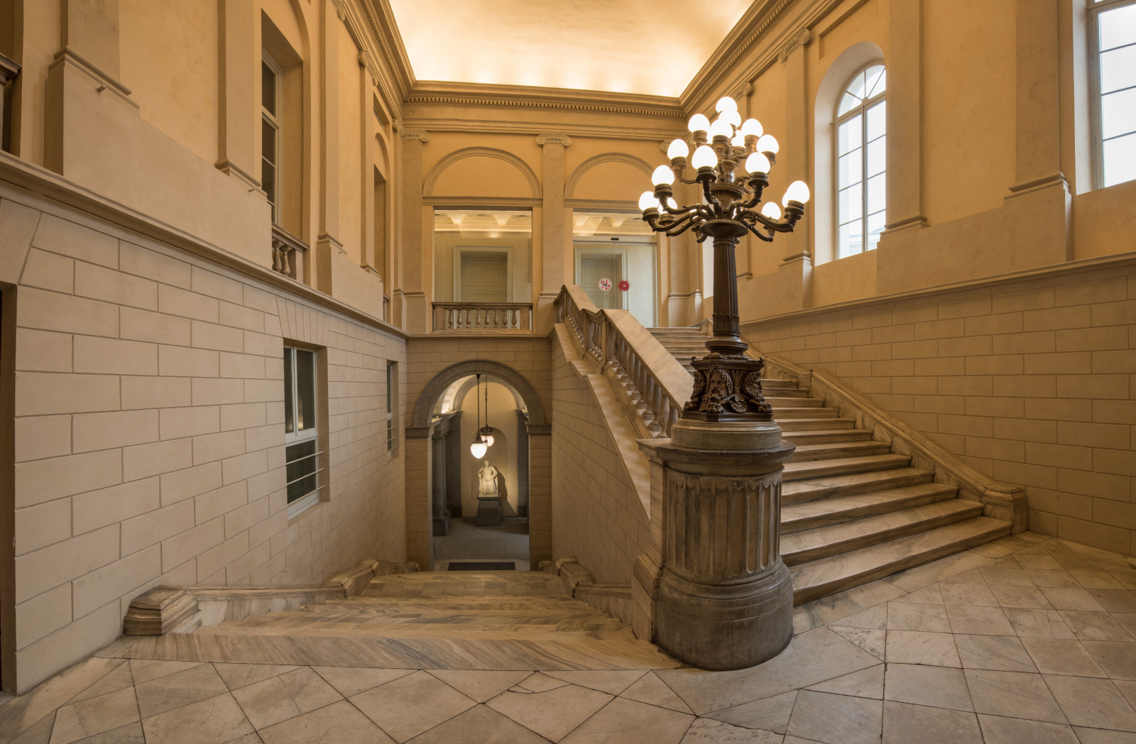  p>都灵美术学院(意大利语 accademia albertina di belle arti di