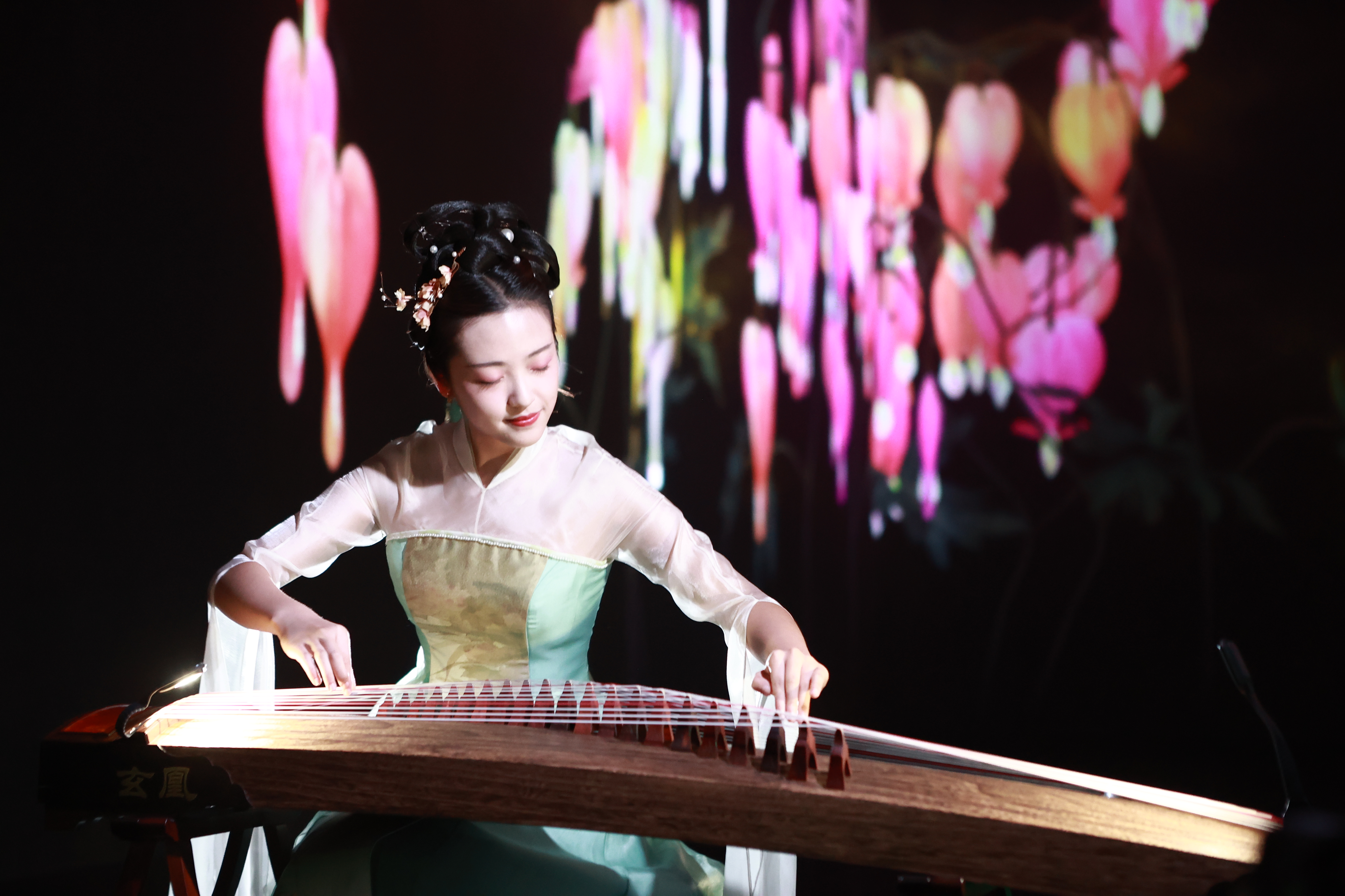  p data-id="tidnwbt51aqj">程帆,女,青年古筝演奏家,毕业于中央音乐