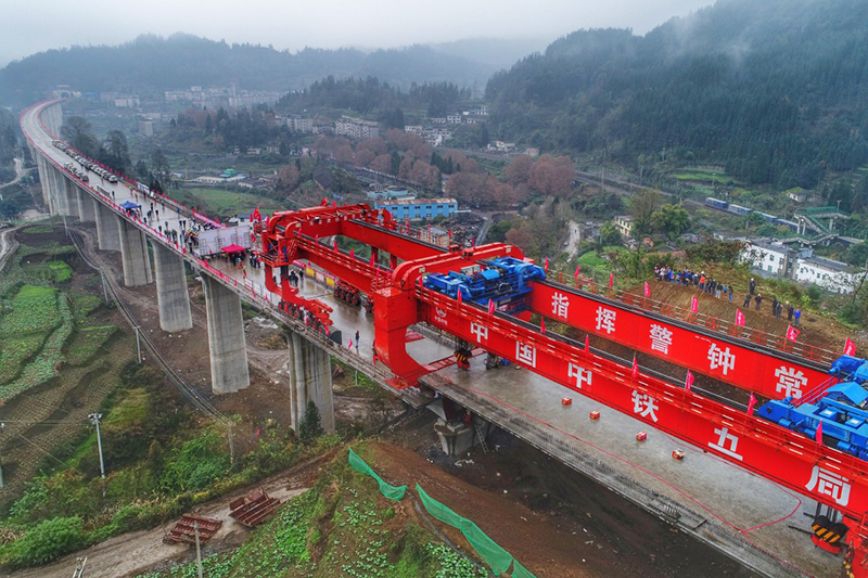 highspeed railway),是中国境内一条连接贵州省安顺市与六盘水市的