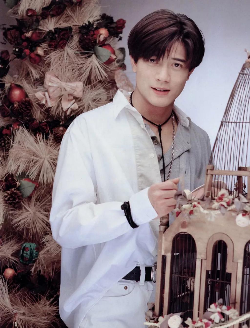 ,1965年10月26日出生于中国香港,祖籍广东东莞