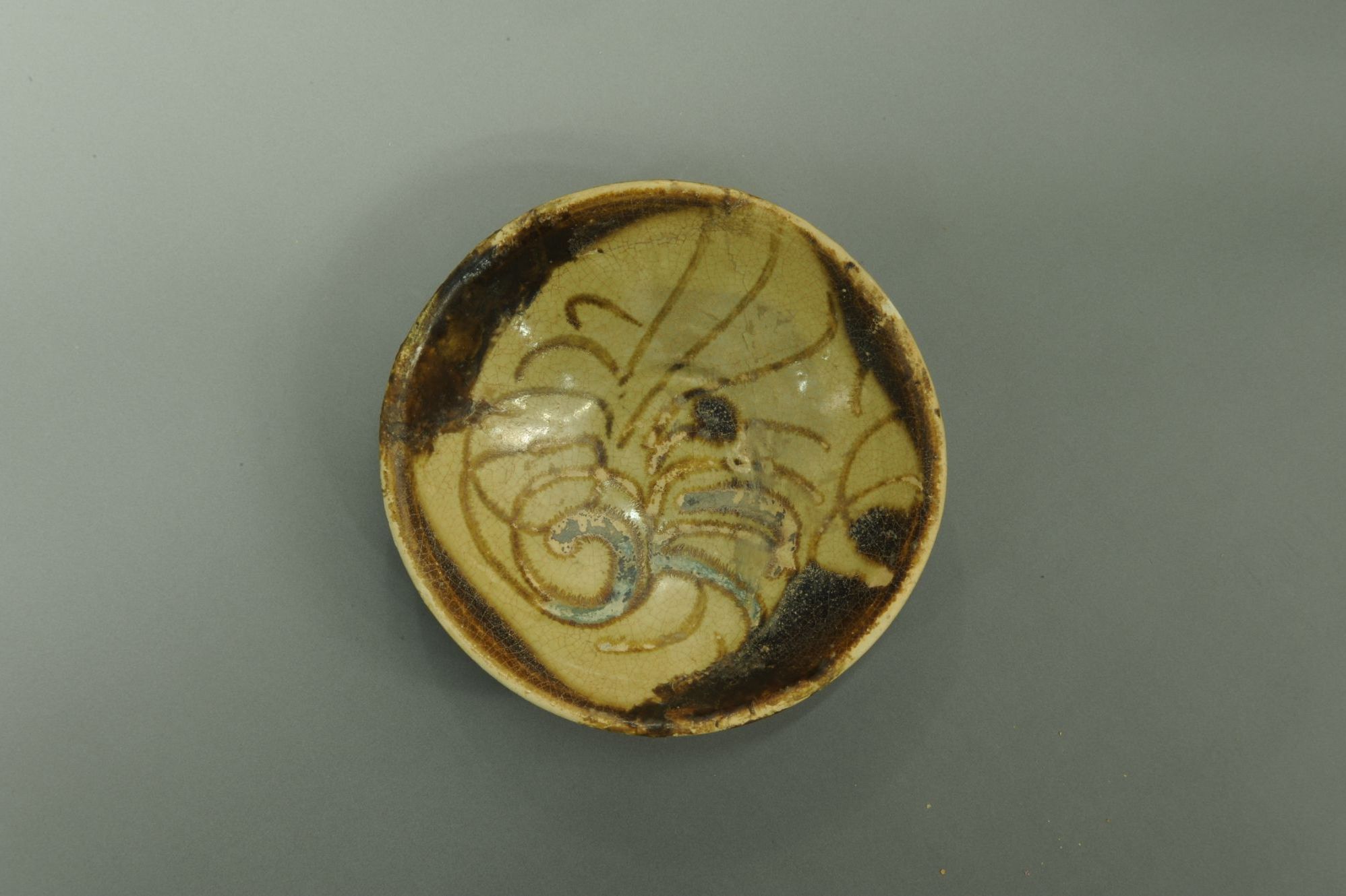  p>长沙窑酱釉绿彩瓷碗是一件唐代的文物,现收藏于海南省博物馆. /p>