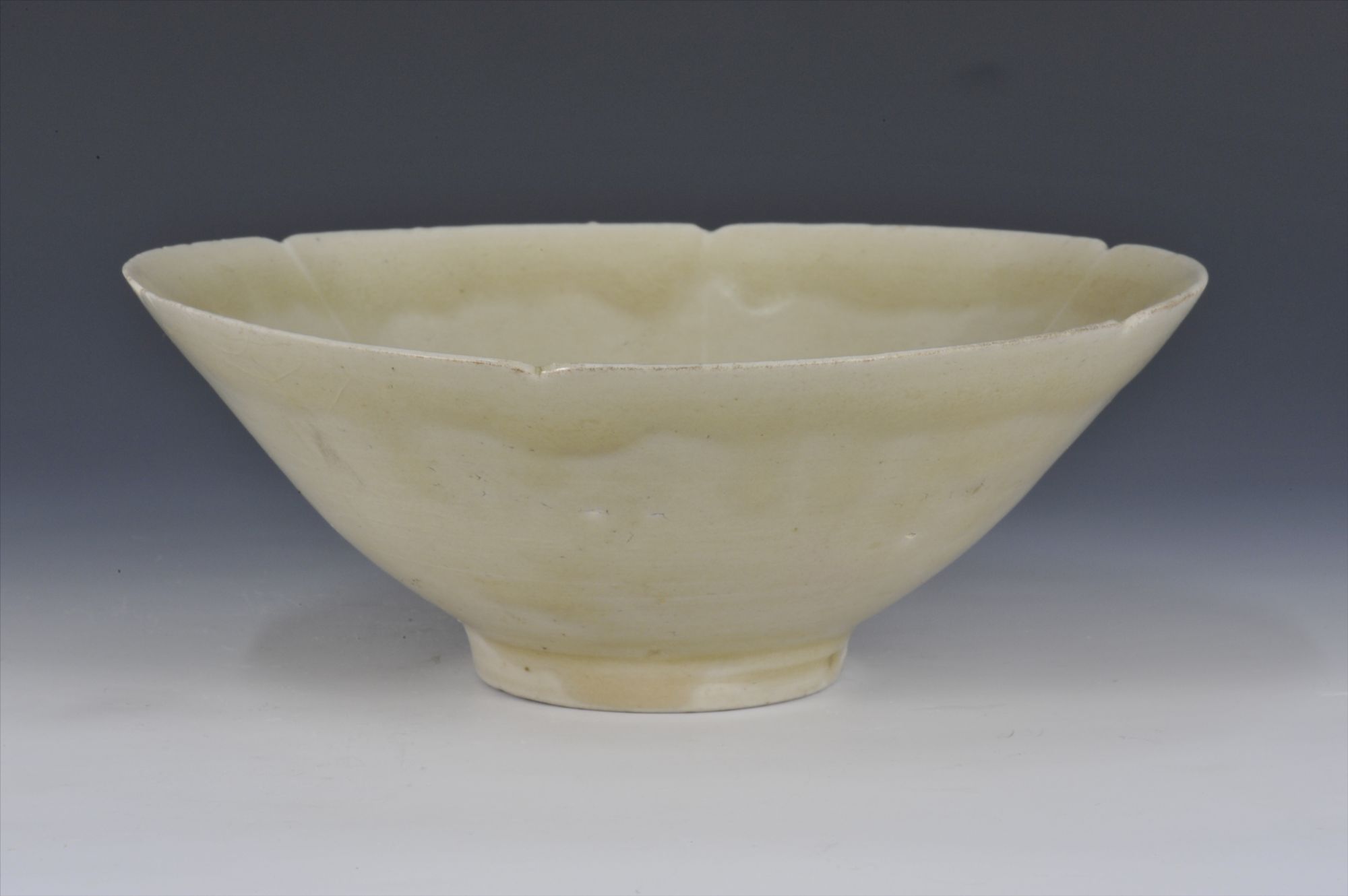 宋代青白釉葵口瓷碗