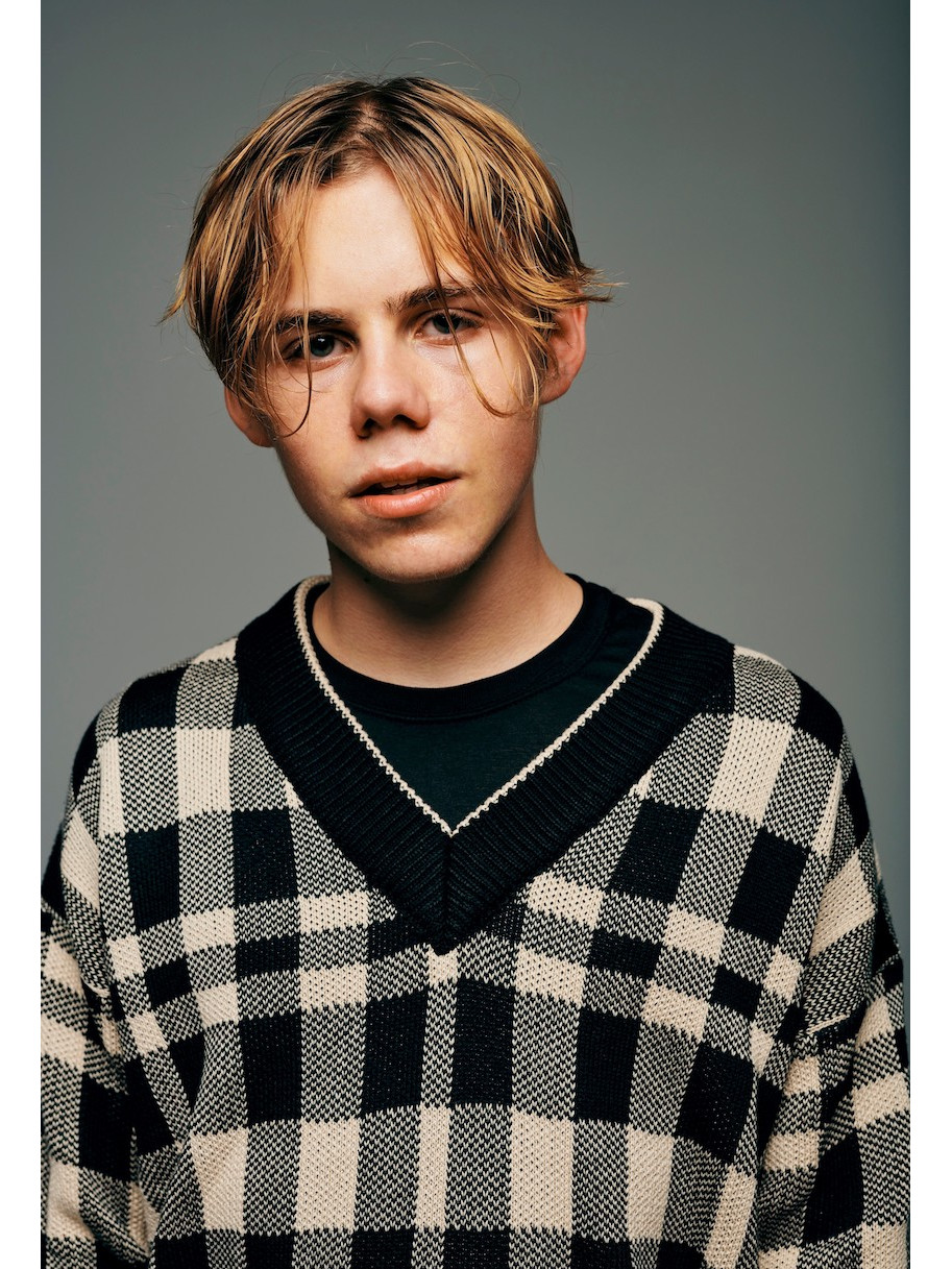  p>乐洛伊小子(the kid laroi),本名查尔顿·霍华德,2003年8月17日