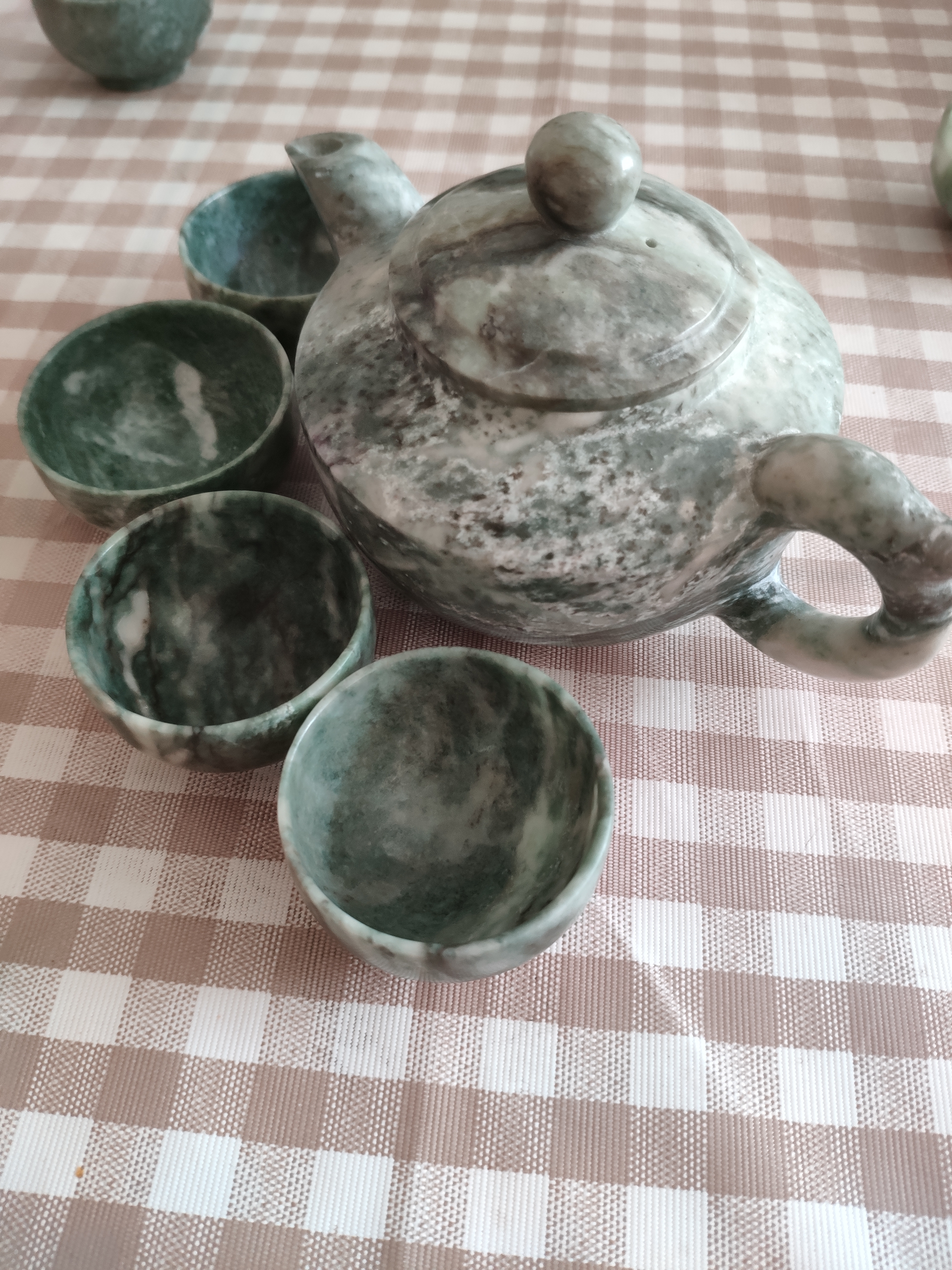 产于青海省乌兰县地区,是上世纪八十年代发现的新型玉石,属于青海翠玉