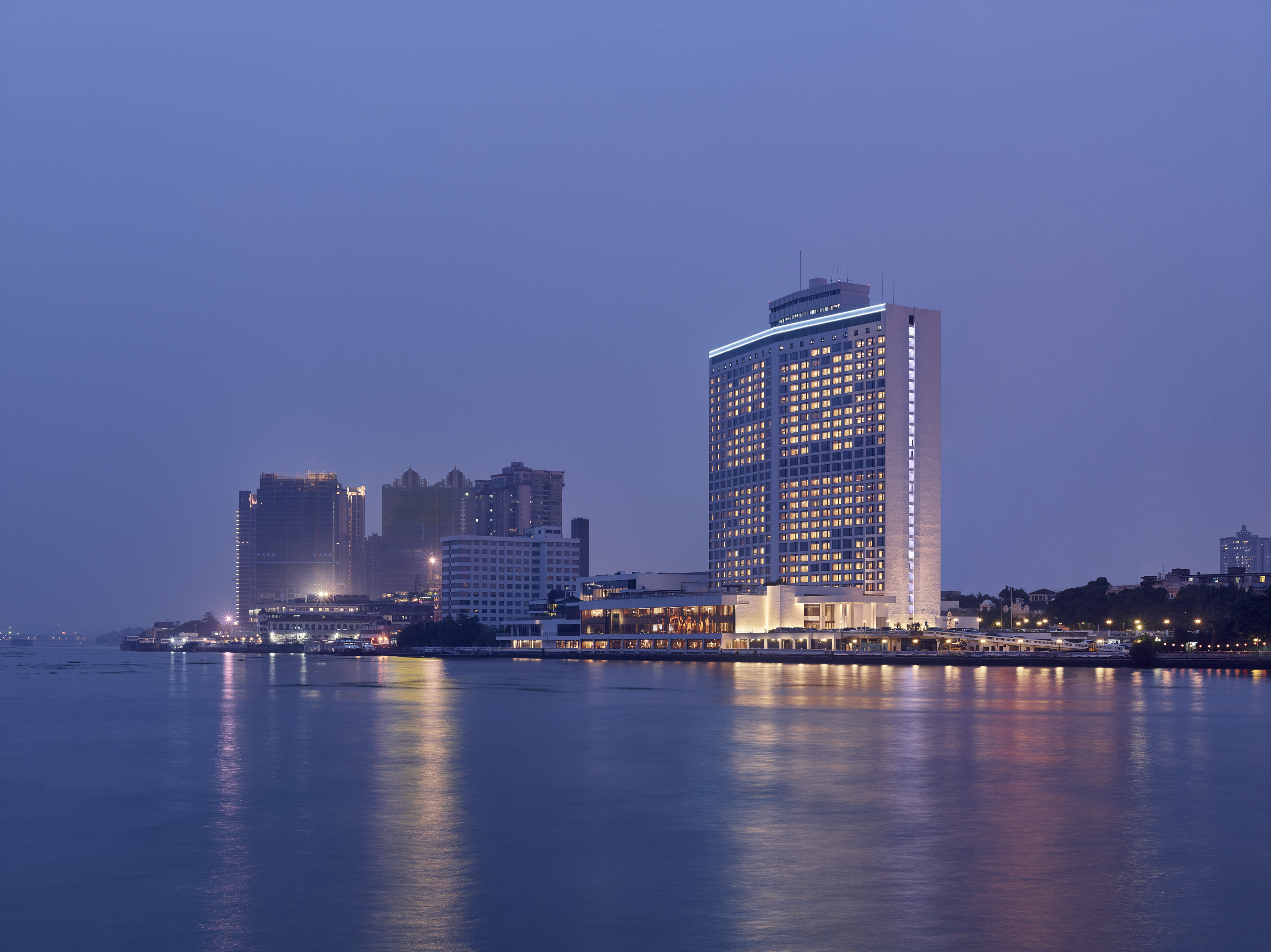  p>"珠江夜游"是指乘游船夜游珠江广州核心河段,该河段景色秀丽,游客