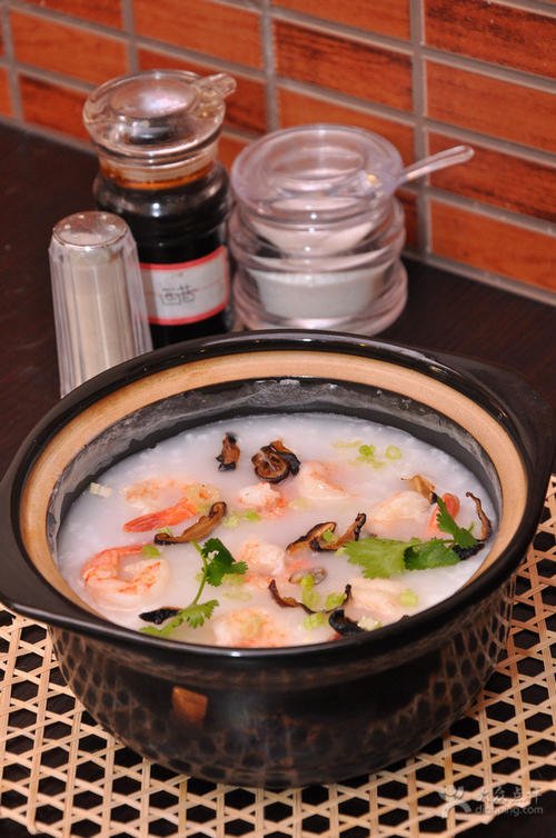  p>五彩鲜虾粥是一道美食,主料是虾仁,胡萝卜,香菇,青菜,鸡蛋. /p>