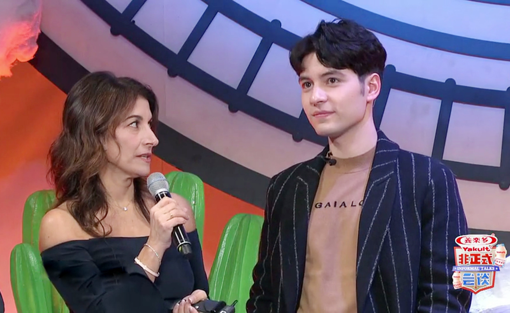  p>《非正式会谈第六季》是一档外国人用中文搞事情(siao)的文化访谈