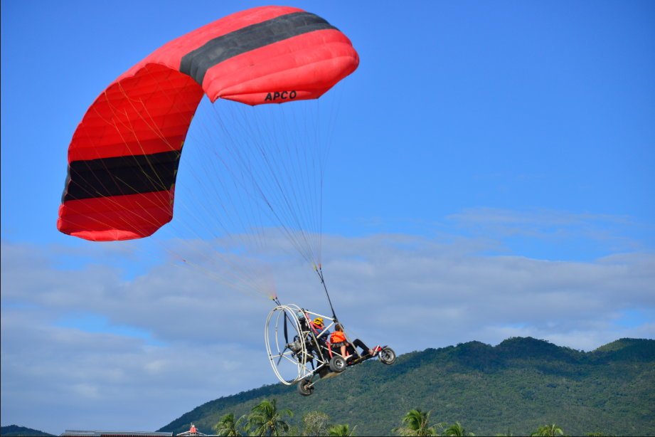  p>亚龙湾动力滑翔伞飞行营地位于三亚市吉阳区亚龙湾博后村博后北路.