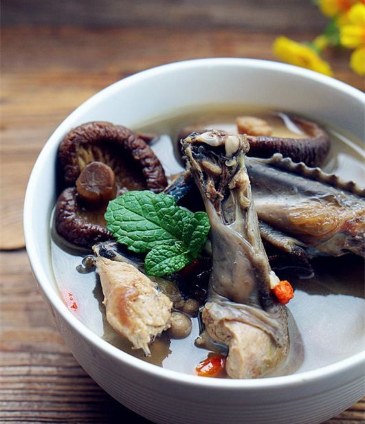  p>清炖乌鸡汤是一道家常菜,主要食材是乌鸡. /p>