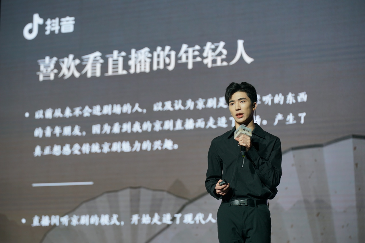 网络达人说｜“95后”京剧演员郭雨昂：不拘泥于场景的国粹传承者_百科TA说