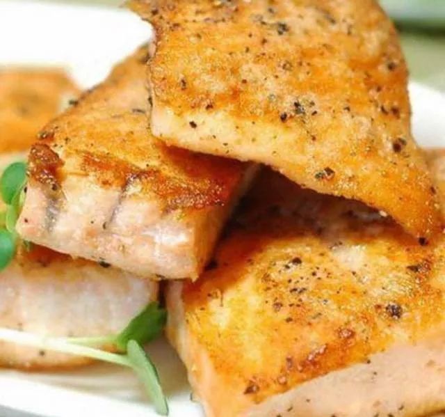  p>干炸咸大马哈鱼块是一道由咸大马哈鱼, 豆油等食材制成的美食. /p>