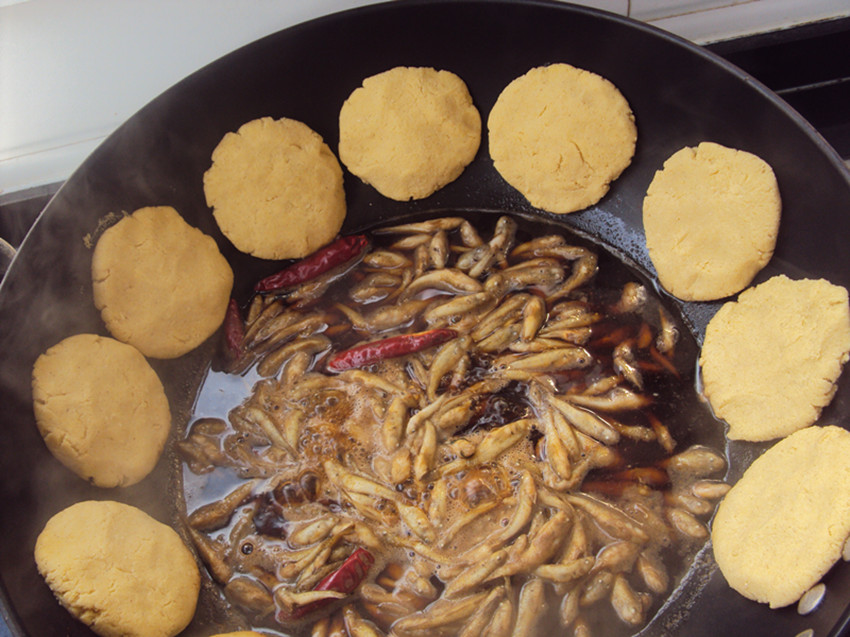 p>贴饽饽熬小鱼是天津一道传统特色风味的地方美食,也驰名中国各地.