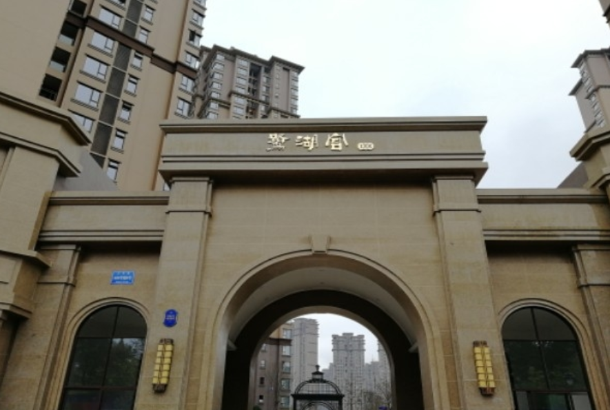  p>鹭湖宫13区位于成都市温江国色天乡,由 a target="_blank" href="