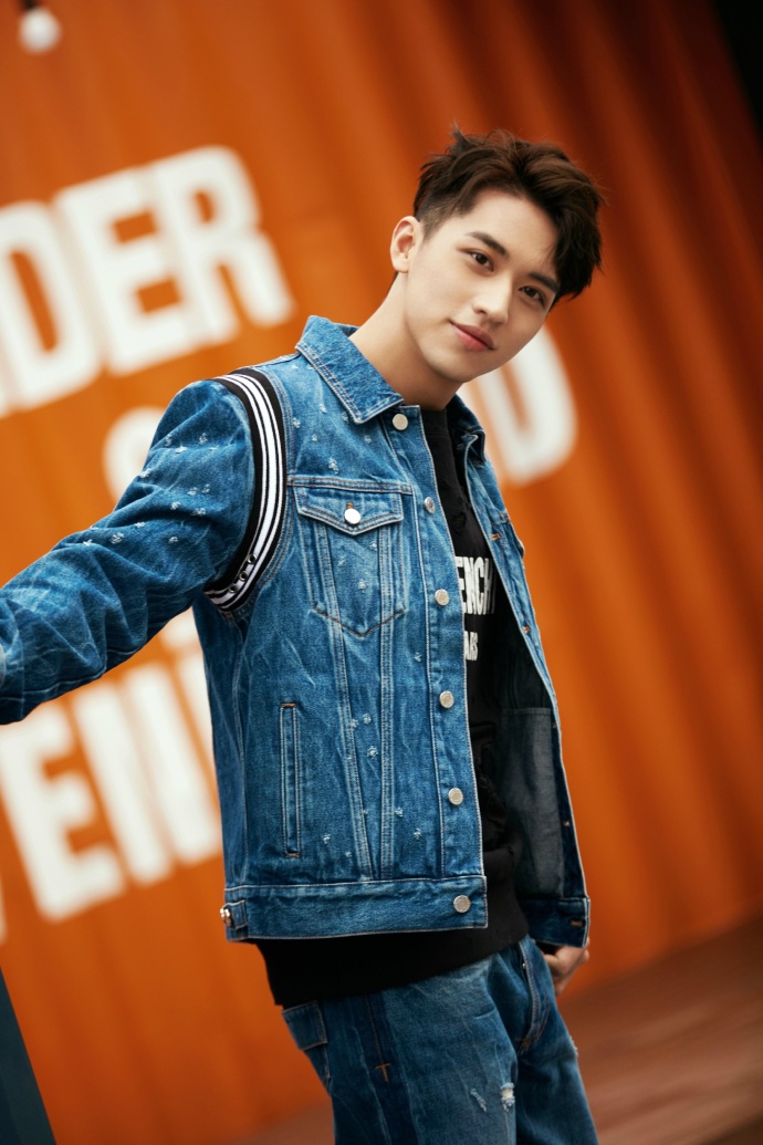  p>许魏洲,1994年10月20日出生于上海市,中国内地