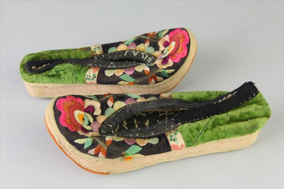 民国绣花高底女布鞋