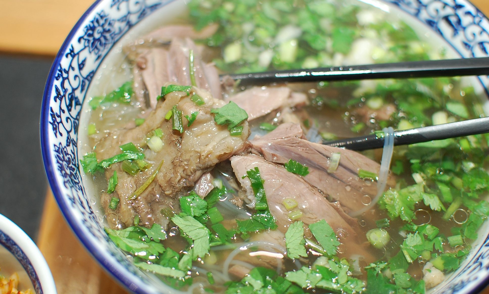  p>一种陕西西安地区传统名小吃,以猪肉为主料,用水盆锅烹制而成.