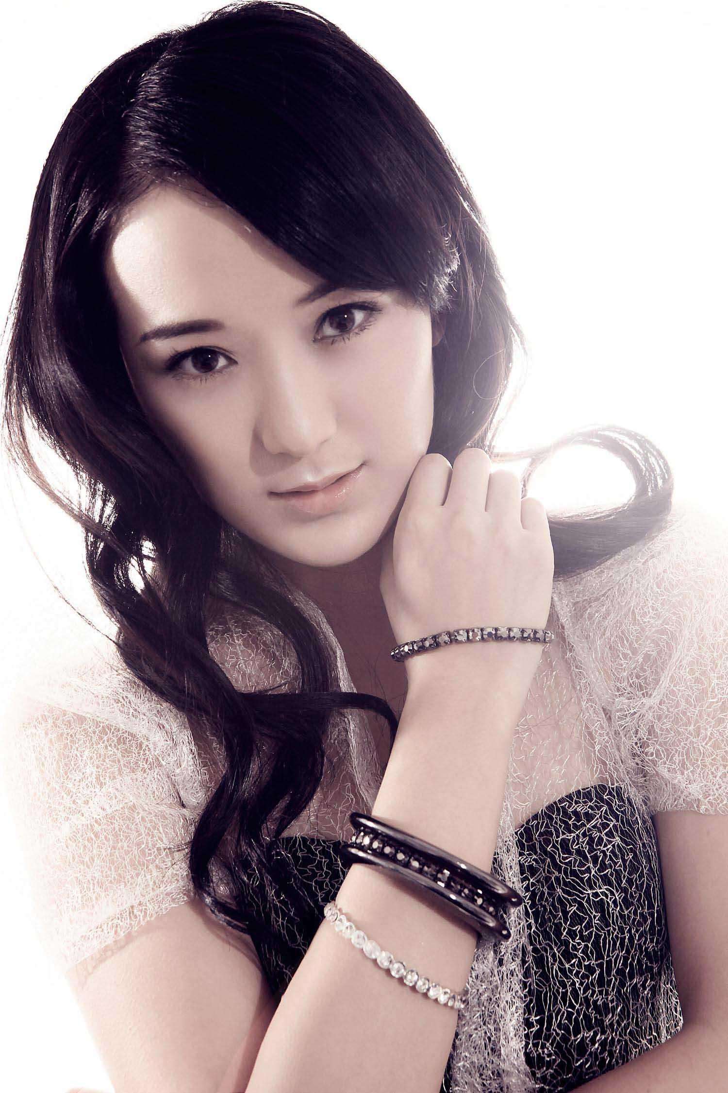  /p> p>2005年,凭借歌曲《 a target="_blank" href="/item/光彩第二