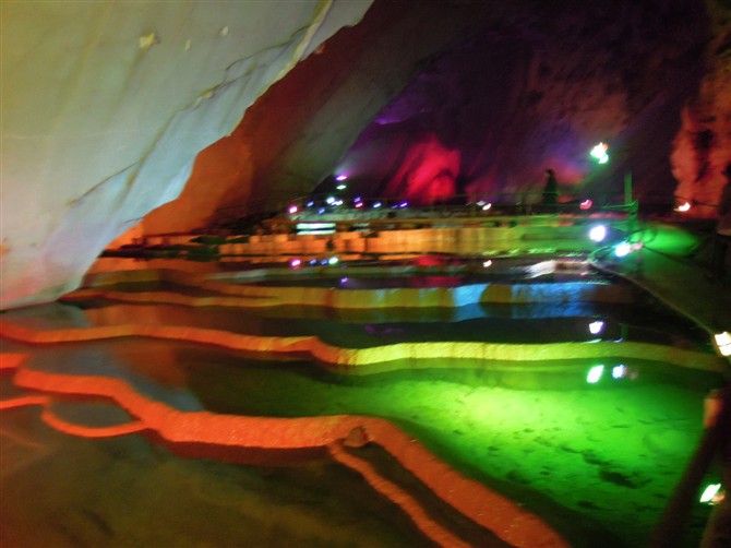  p>秦岩溶洞位于湖南省江华瑶族自治县县城沱江镇东南38公里的 a