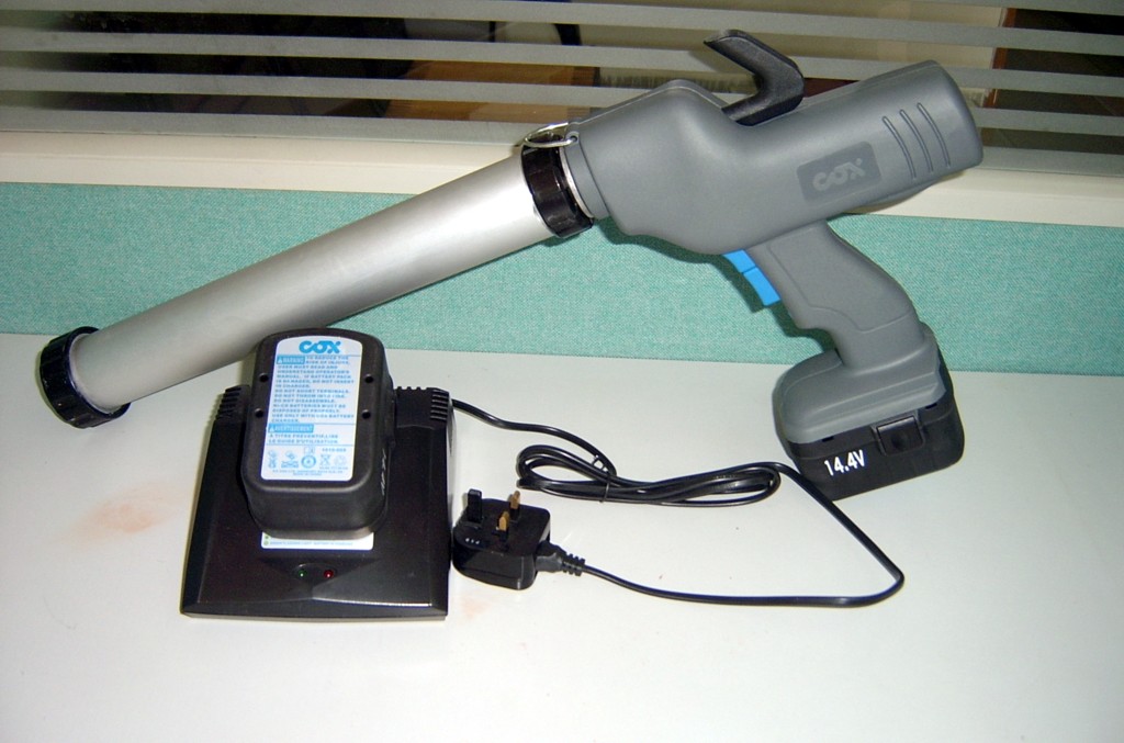 按照堵缝钱的动力可分为:气动型堵缝胶枪,电动型