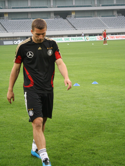 波多尔斯基从小在科隆长大,2003年11月加入 a href="#">科隆队 /a>.