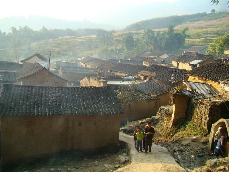  p>比自村隶属于云南省红河州红河县乐育乡龙车村委会,属于半山区.