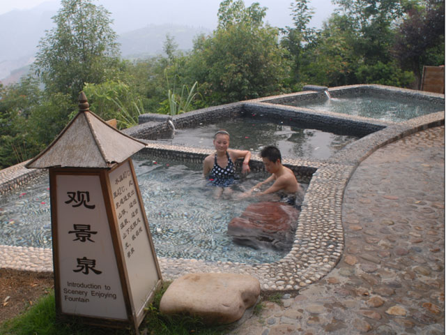  p>官塘温泉位于海南省琼海市白石岭山脚下,距琼海市区8公里,总面积20