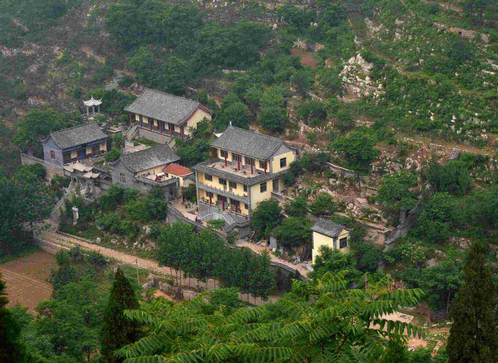  p data-id="gnwqski8uy">金牛山风景区因博山,群山中有一山形似卧牛