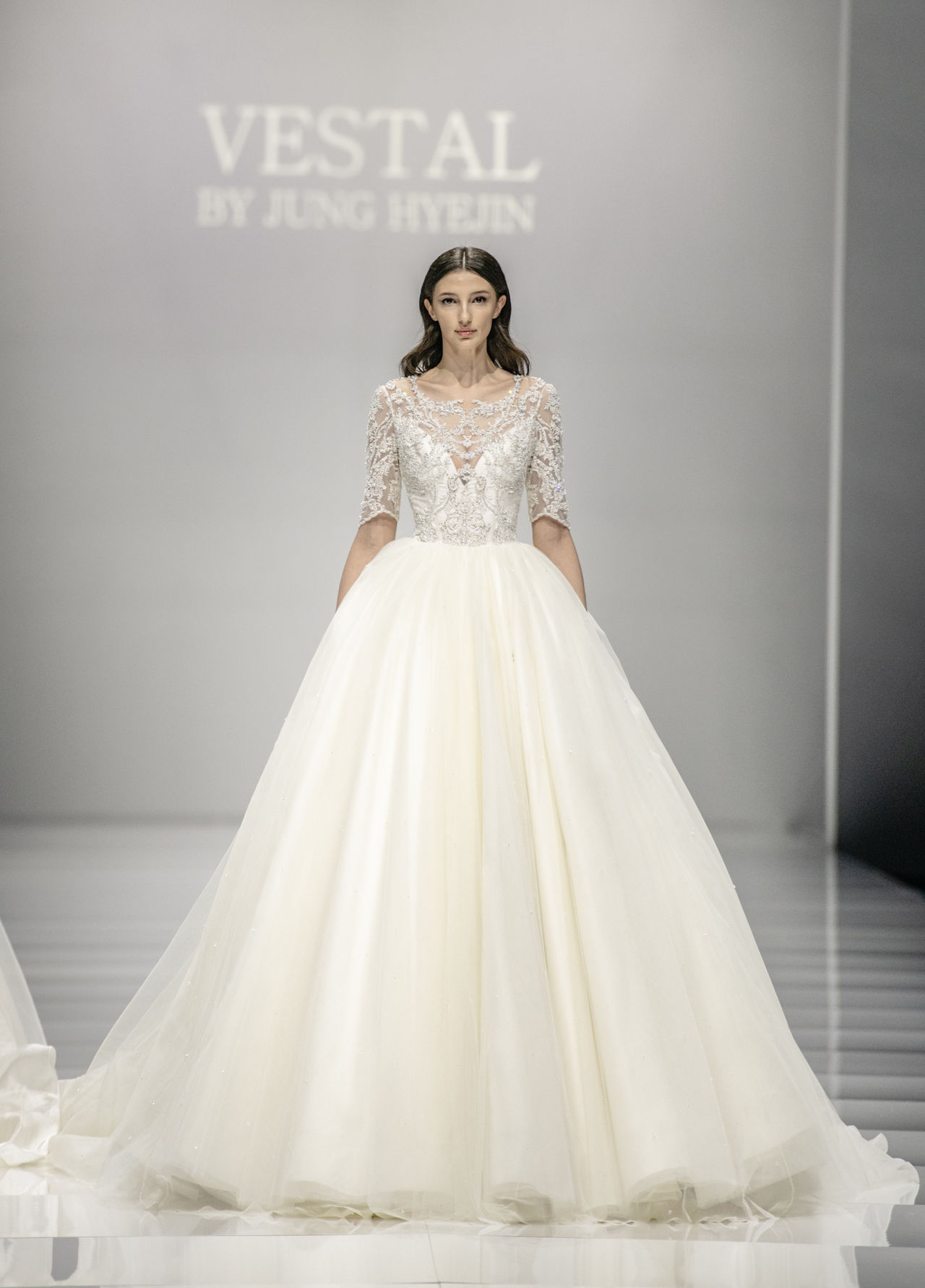 hye jin是由韩国婚纱设计师郑惠真于2010年在中国创立的一个婚纱品牌