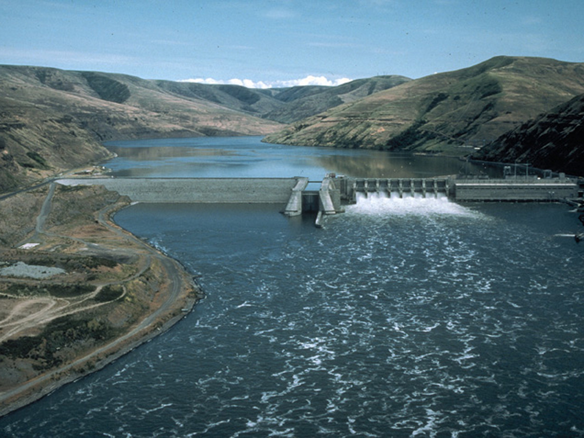 南部 a href="#" data-lemmaid="971064">落基山脉 /a>,西南流经美国