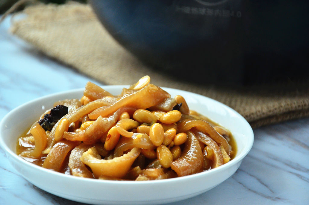  p>黄豆炖猪皮是 a href="#" data-lemmaid="747974">黄豆 /a>,猪皮等