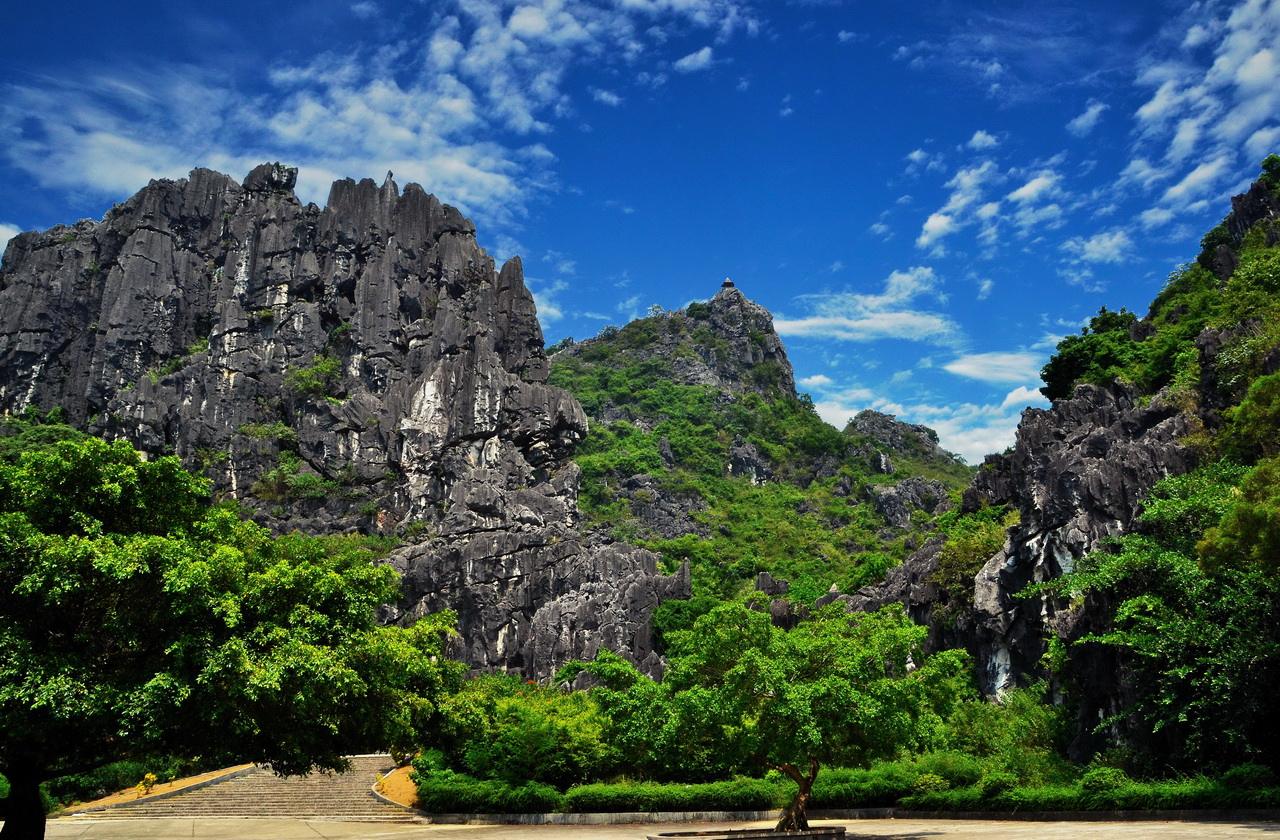 又名"莲花洞石林",位于阳春市春湾镇春湾风景区内,占地200多亩,山上有
